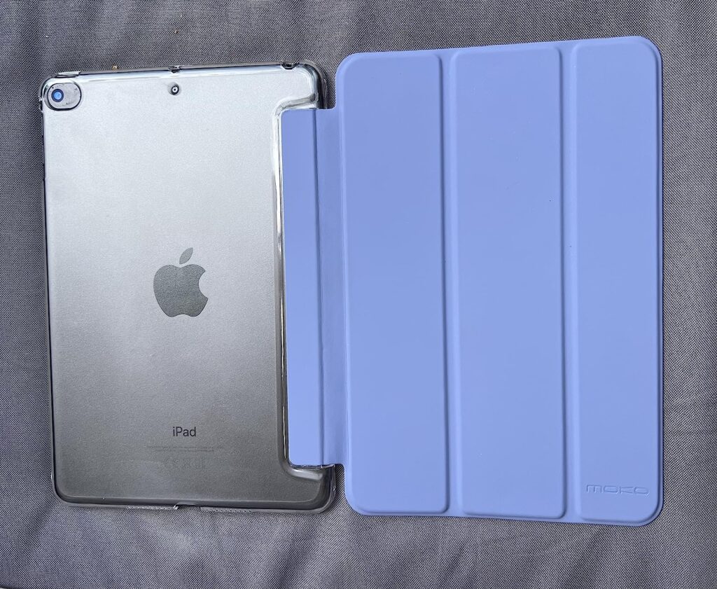 Vue de dessus de la coque de la tablette, ouverte. La coque est bleue.