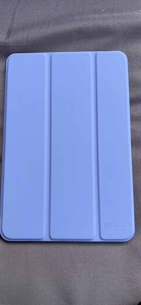Vue de dessus de la coque de la tablette, fermée. La coque est bleue.