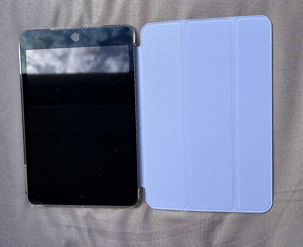 Vue de dessus de la coque de la tablette ouverte. L'écran de la tablette est noir.