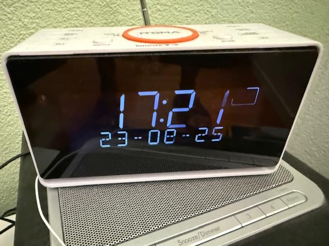 Gros plan sur l'écran du réveil, affichant l'heure et la date.