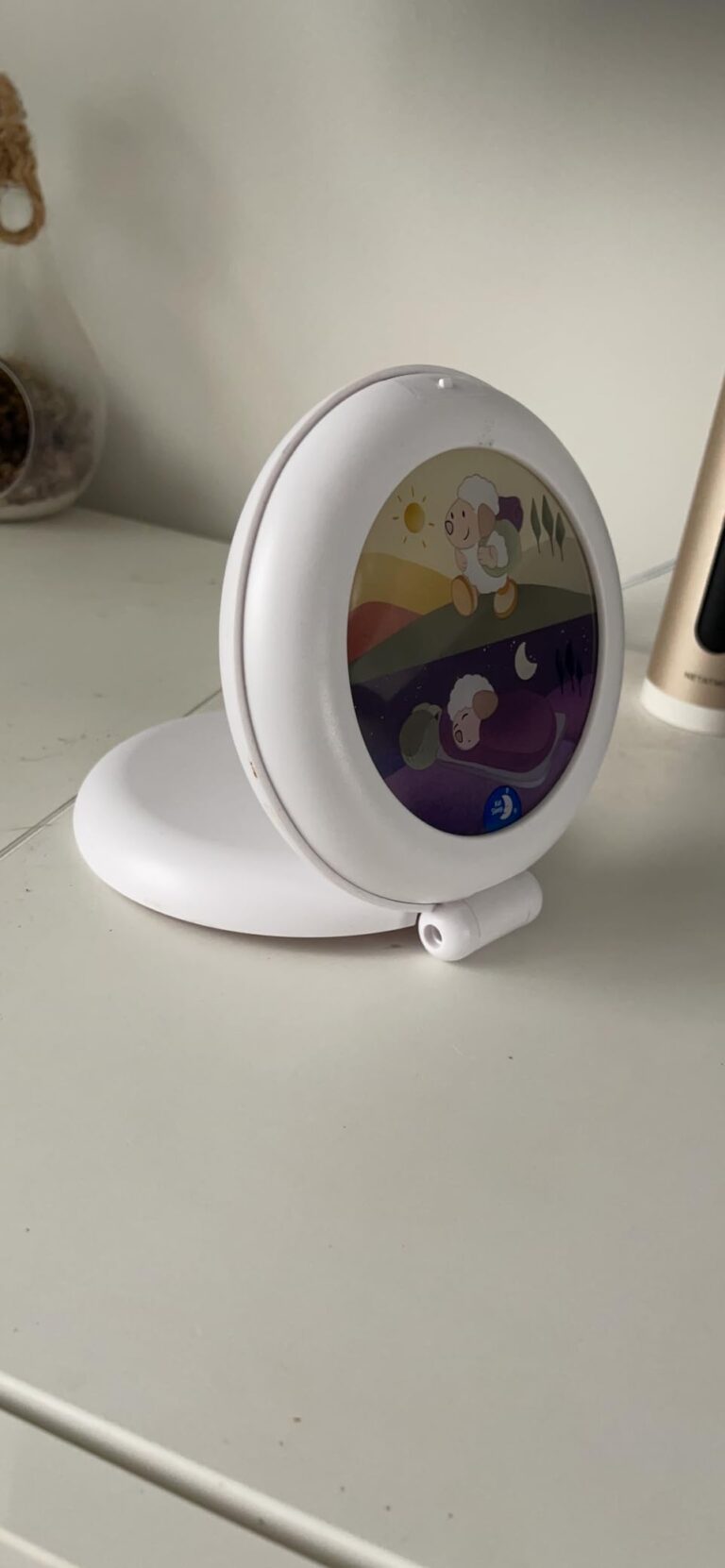 Le produit posé sur une surface blanche, ouvert et montrant le disque de projection.