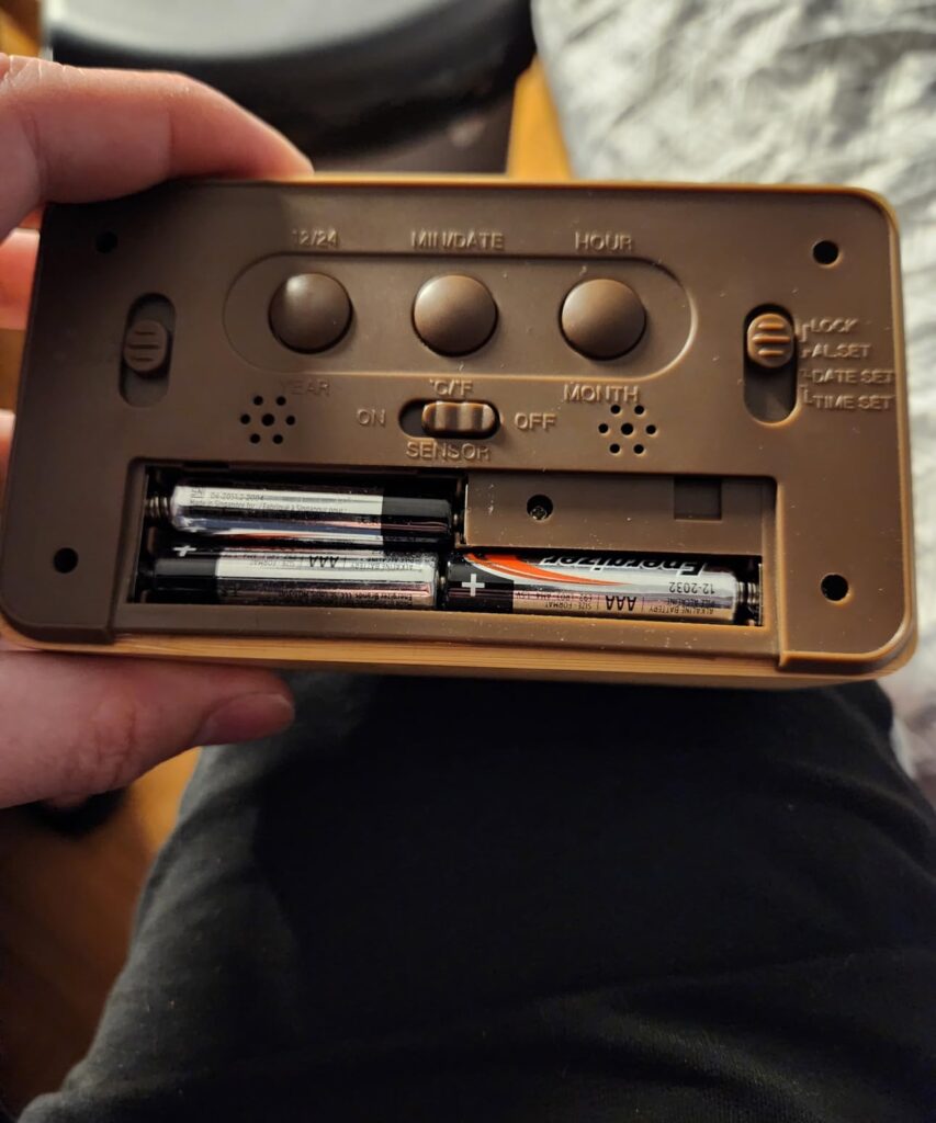 Réveil Numérique en Bois, Réveil LCD Horloge Digitale photographié par Valentin.G, acheteur