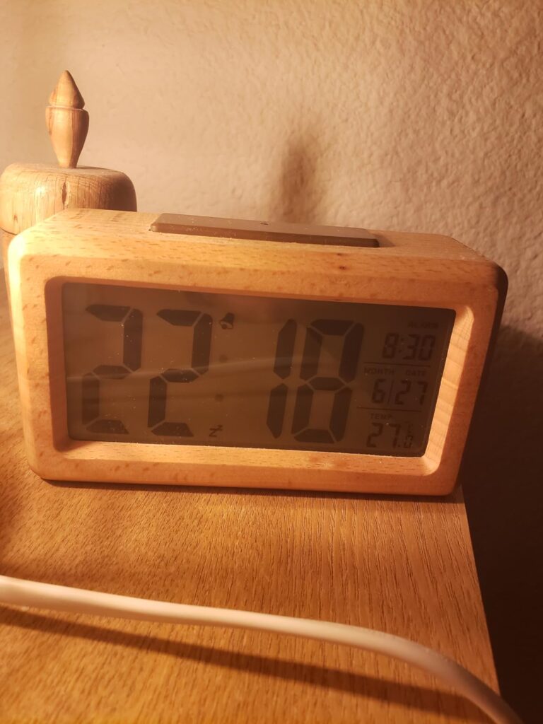 Réveil Numérique en Bois, Réveil LCD Horloge Digitale photographié par Meilleure veilleuse pour enfant que j'ai trouvé. Très pratique avec bouton veill..., acheteur