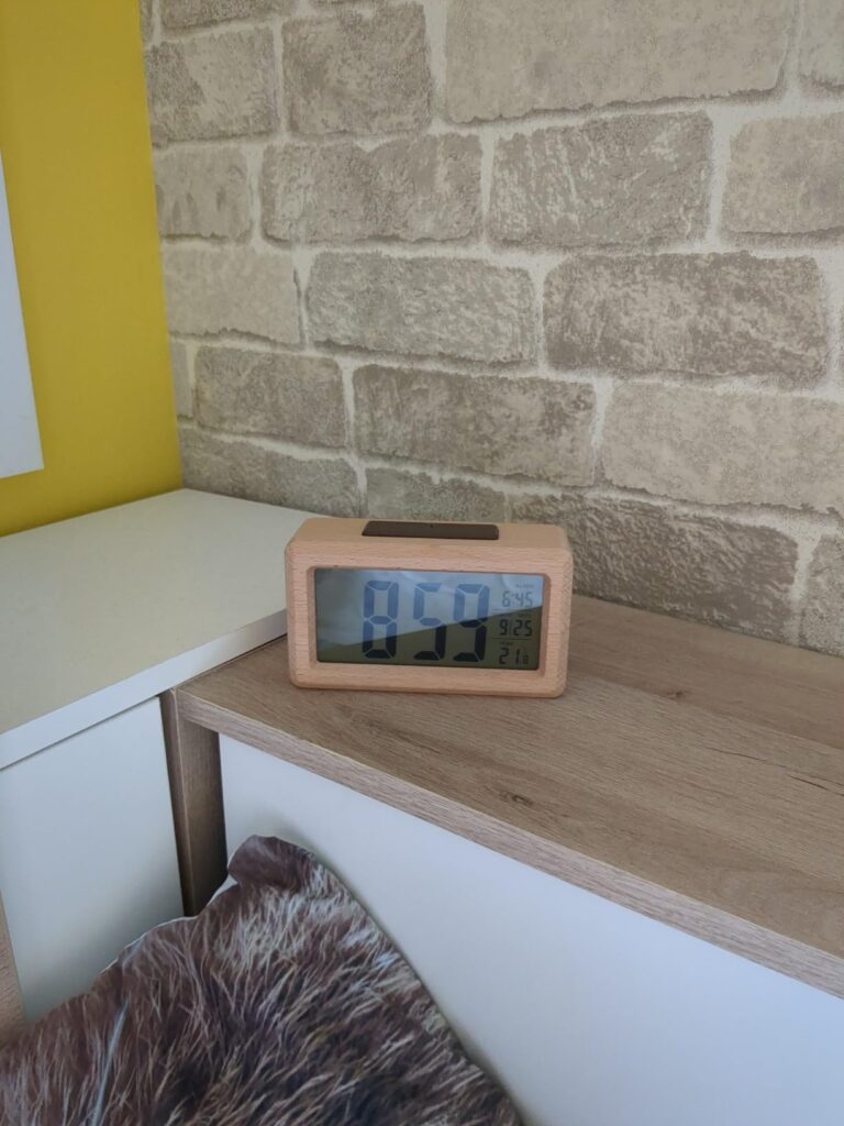 Réveil Numérique en Bois, Réveil LCD Horloge Digitale photographié par Client d'Amazon, acheteur
