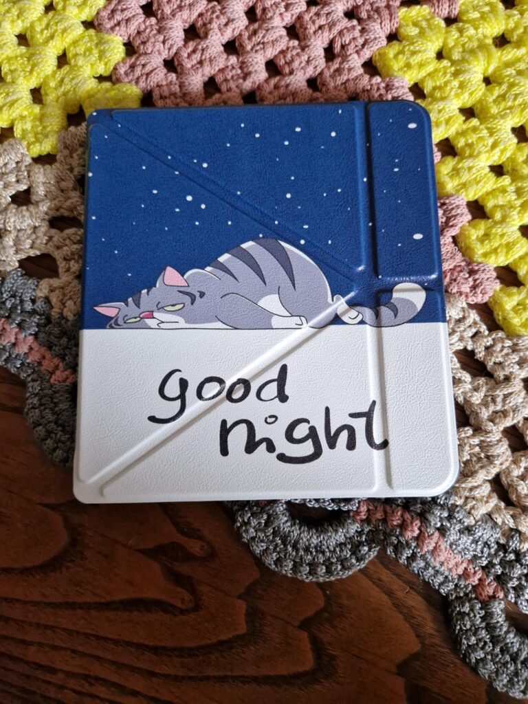 Vue de dessus d'une coque pliante avec un motif de chat endormi et le texte 'good night', similaire au visuel 1 mais avec des...
