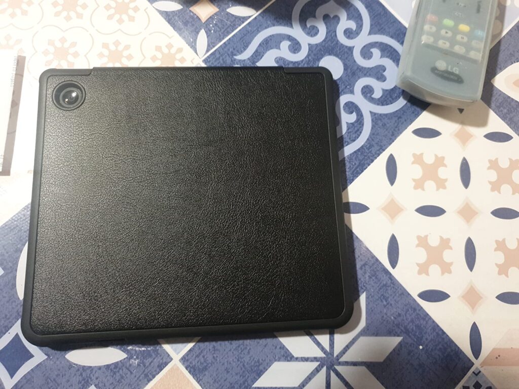 Vue de dessus d'une coque noire fermée sur une surface carrelée.