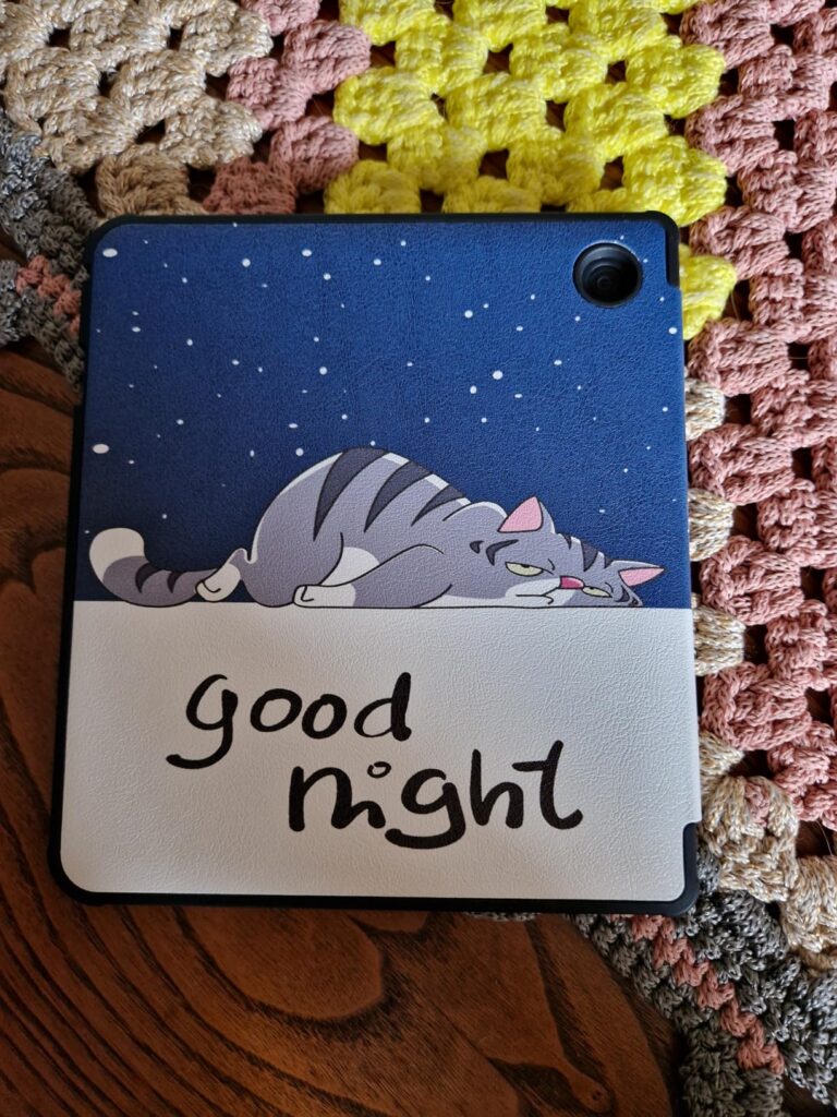 Vue de dessus d'une coque pliante avec un motif de chat endormi et le texte 'good night'.