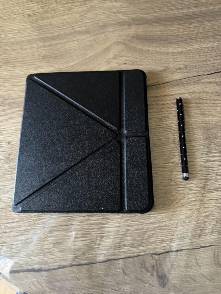 Vue de dessus d'une coque noire pliante fermée et d'un stylet noir.