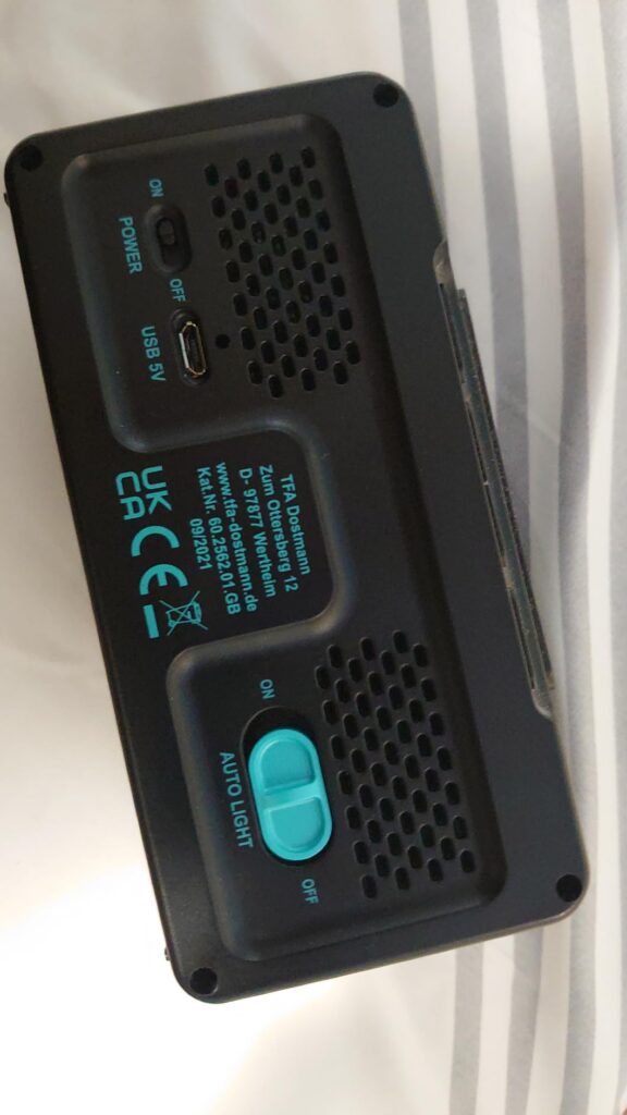 Vue arrière du réveil, montrant les ports d'alimentation et le commutateur de lumière automatique.