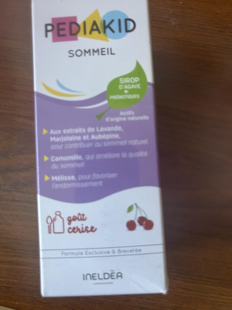 Boîte de sirop Pediakid Sommeil, vue légèrement de côté, avec les informations sur le produit bien visibles.