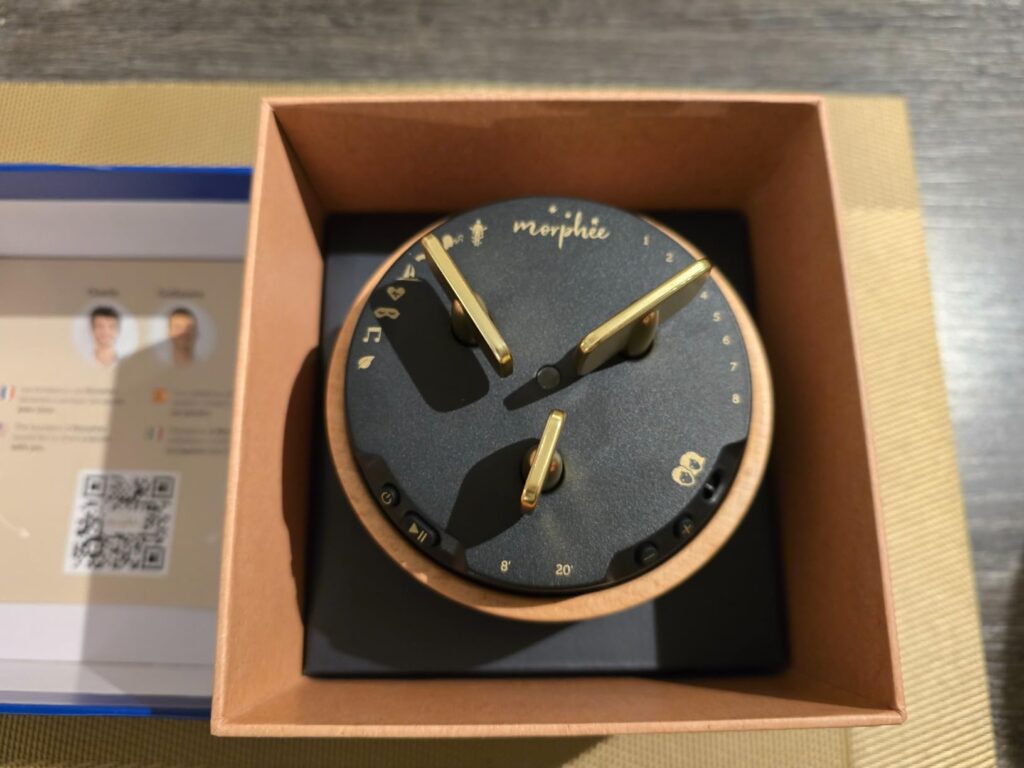 Vue de dessus du Morphee dans son carton, montrant les cadrans.