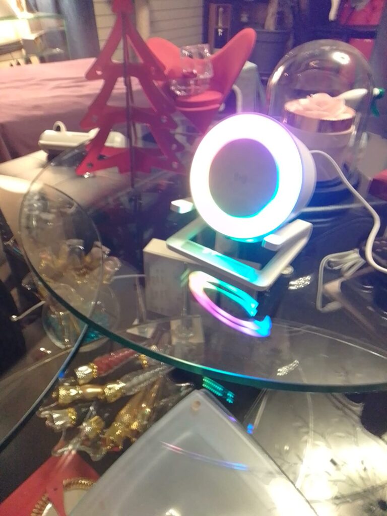 Le produit est allumé dans une pièce sombre, éclairant le mur. Lumière sur le dessus et dessous du produit, sous un angle dif...