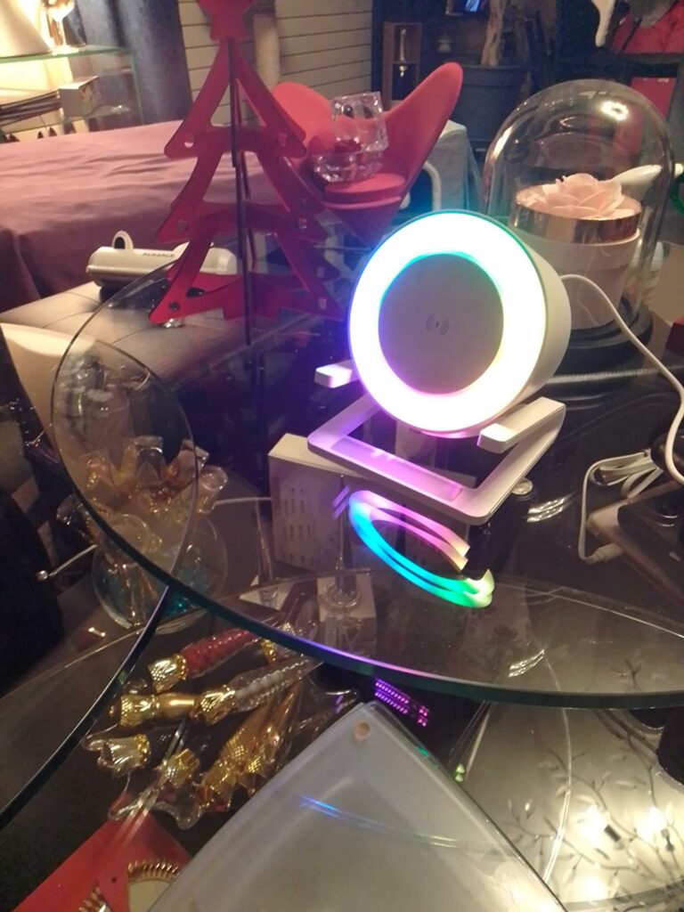 Le produit est allumé dans une pièce sombre, éclairant le mur. Lumière sur le dessus et dessous du produit, sous un angle dif...