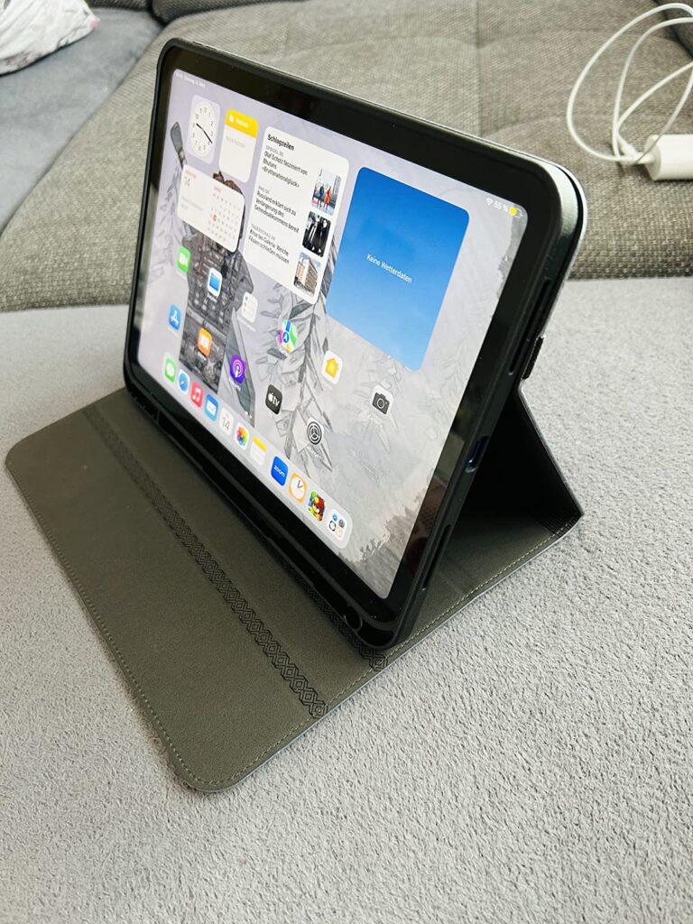 Une tablette équipée de la coque est posée sur un canapé, en mode chevalet.