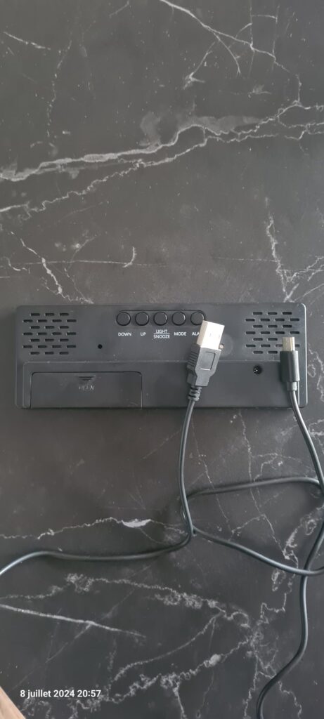 Vue arrière du réveil avec les ports et les câbles HDMI connectés.