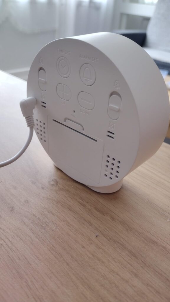 Vue arrière du réveil, montrant les boutons de réglage et le port d'alimentation USB.