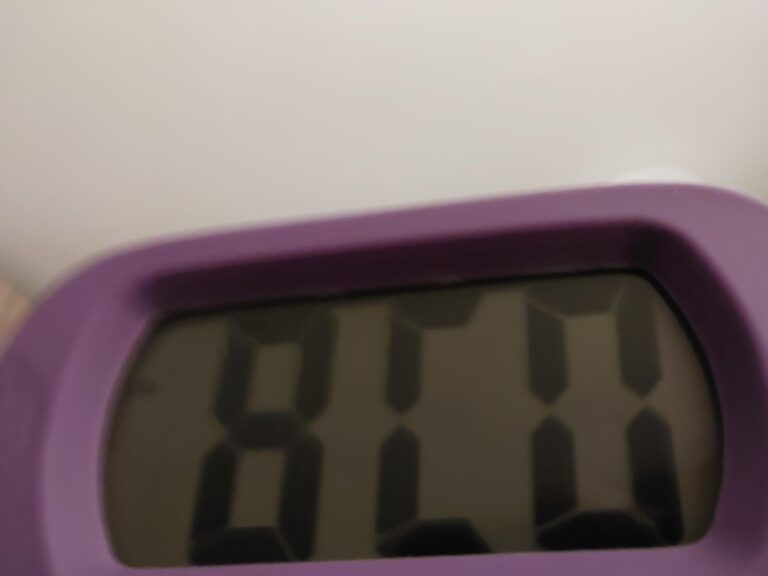 Gros plan sur un afficheur LCD mauve. Il indique 8:17.