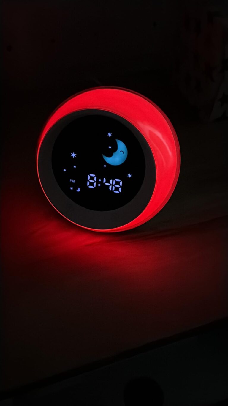 Le réveil allumé, affichant 8h48 et une lune, avec une lumière rouge ambiante.