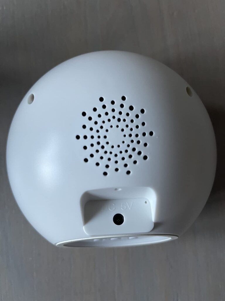 L'arrière du réveil. On voit la grille du haut-parleur et le port d'alimentation USB.