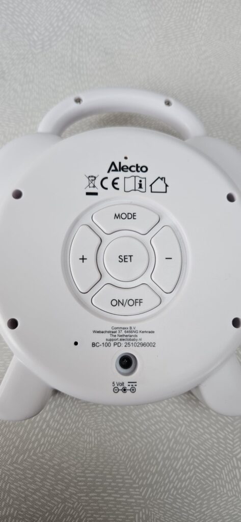 L'arrière du réveil blanc, montrant les boutons de réglage, informations de certification. Similaire à l'image précédente, ma...
