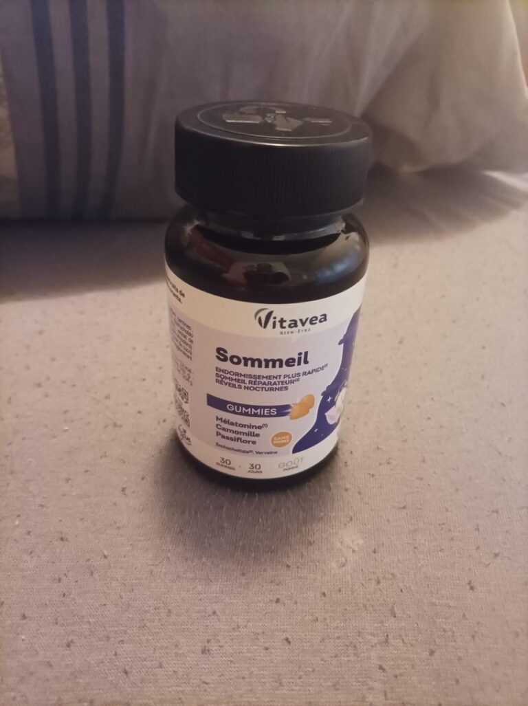 Flacon de compléments alimentaires "Sommeil" de la marque Vitavea, posé sur une table.