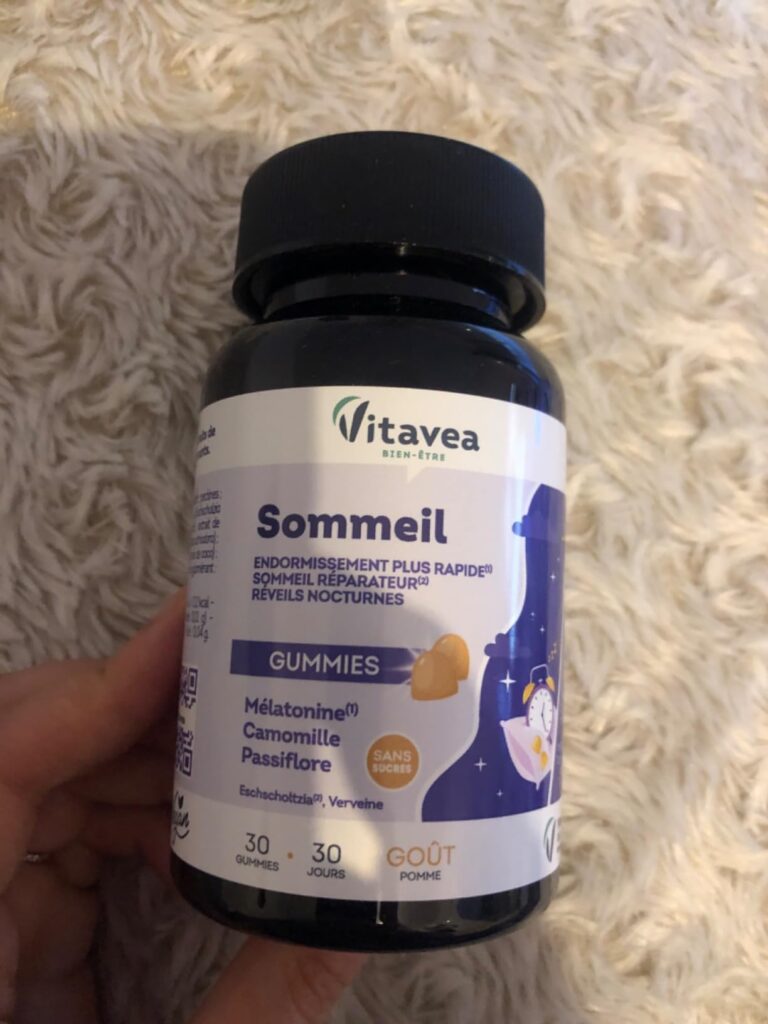 Flacon de compléments alimentaires "Sommeil" de la marque Vitavea, tenu dans une main. Même produit que le visuel 0 et 4, ang...