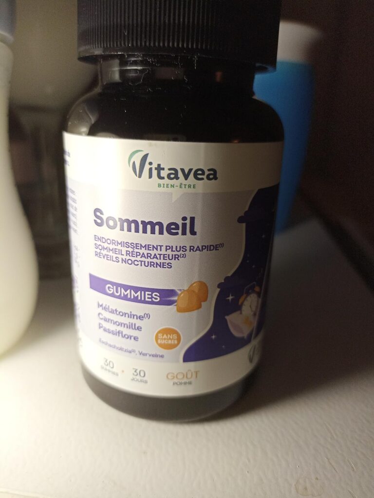 Flacon de compléments alimentaires "Sommeil" de la marque Vitavea, posé sur une surface foncée. Même produit que le visuel 0,...