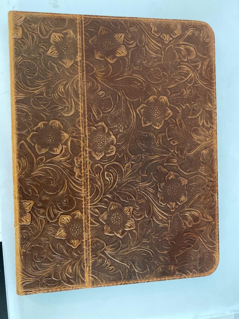 Vue de dos de la coque en cuir marron avec des motifs floraux.