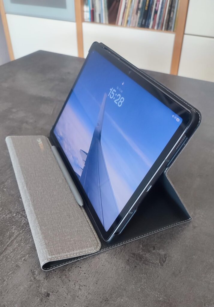 Tablette dépliée en mode paysage sur une table, vue de l'autre côté