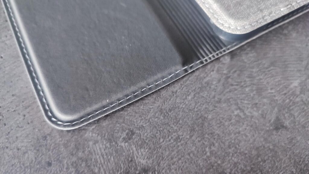 Détail des coutures de l'étui