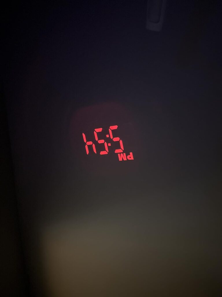 L'horloge dans l'obscurité, l'heure est projetée sur le mur.