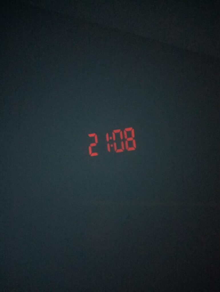 L'heure projetée sur un mur, dans l'obscurité. C'est la même scène que le visuel 0.