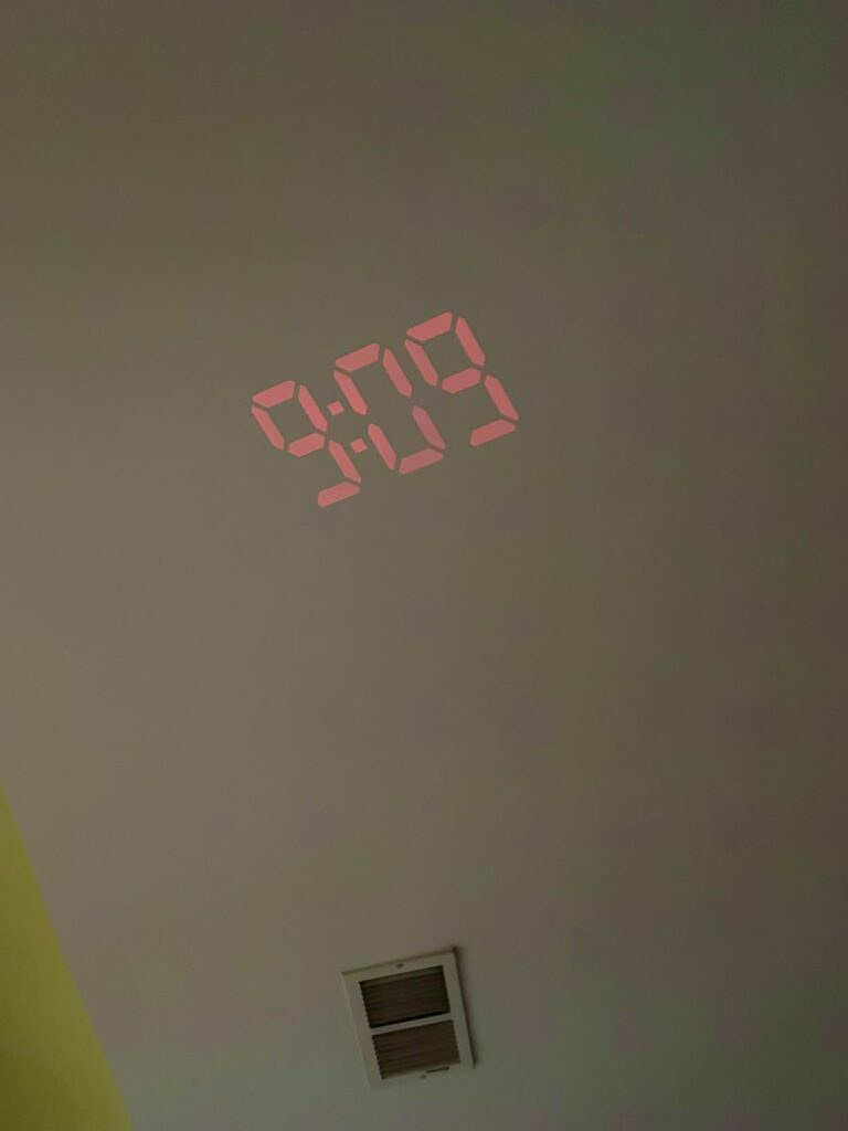 Projection de l'heure sur un plafond blanc.
