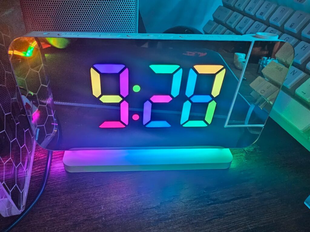 Réveil posé sur un bureau près d'un clavier, affichant l'heure et des couleurs vives. Similaire au visuel 0.