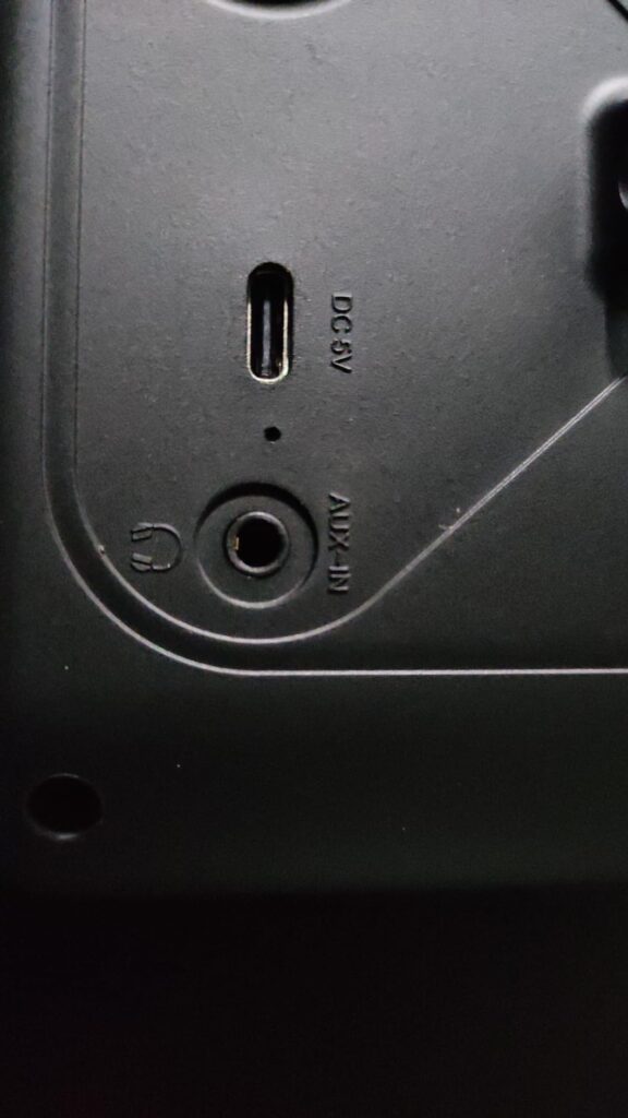 Gros plan sur les ports de connexion à l'arrière du produit : USB, DC 5V et AUX IN.