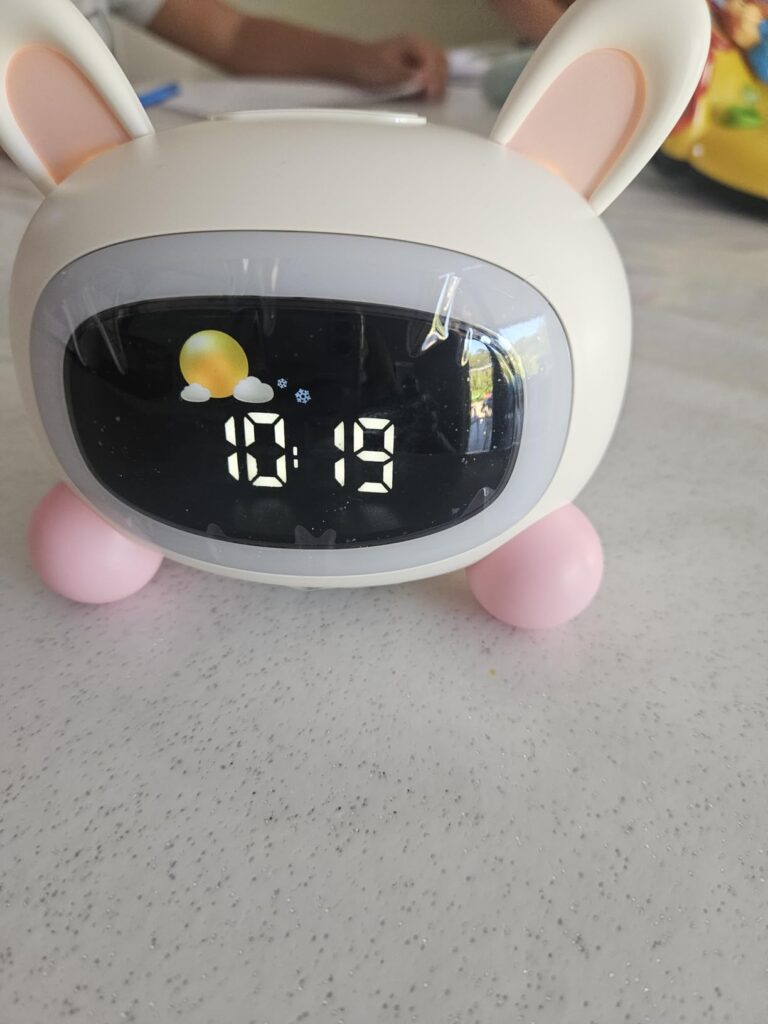 Réveil en forme de chat ou de lapin, l'heure affichée est 10h19. La même scène est montrée dans le visuel 0.
