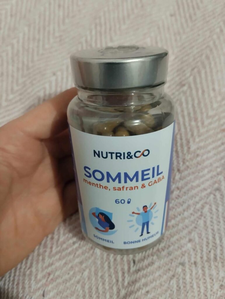 Bouteille de compléments alimentaires pour le sommeil, avec une étiquette affichant le nom du produit et les ingrédients. La...