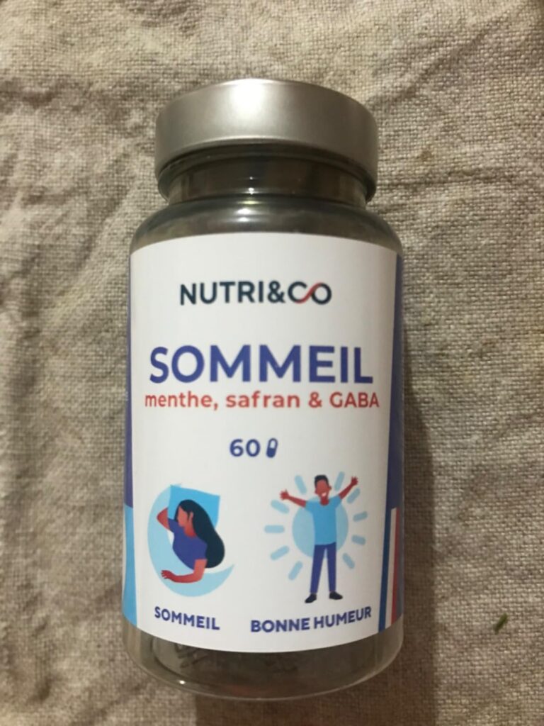Bouteille de compléments alimentaires pour le sommeil, avec une étiquette affichant le nom du produit et les ingrédients. La...