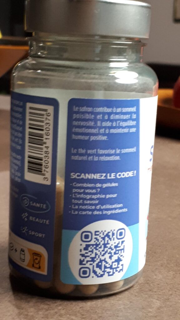 Vue arrière de la bouteille, montrant l'étiquette avec des informations marketing et un code QR.