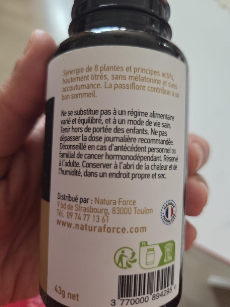 Flacon du complément alimentaire Complexe Sommeil de Natura Force. L'étiquette arrière est visible, affichant les information...