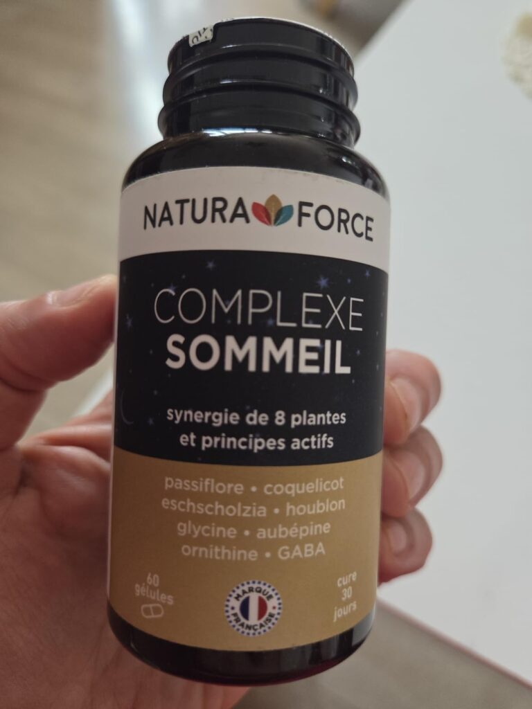 Flacon du complément alimentaire Complexe Sommeil de Natura Force. Le flacon est tenu à la main et présente l'étiquette front...