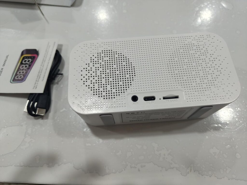 Vue de l'arrière du réveil, montrant les haut-parleurs et les différents ports : USB-C, micro-SD et jack 3.5mm.