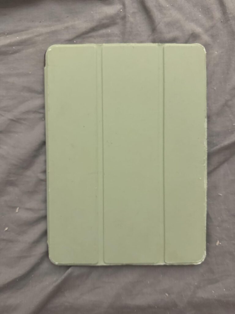Vue de face de la coque de protection pour iPad Mini 6, couleur vert clair, sur fond gris clair. La coque est repliée.