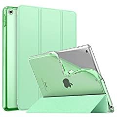 Vue en perspective de la coque verte avec l'iPad à l'intérieur, la coque pouvant servir de support.