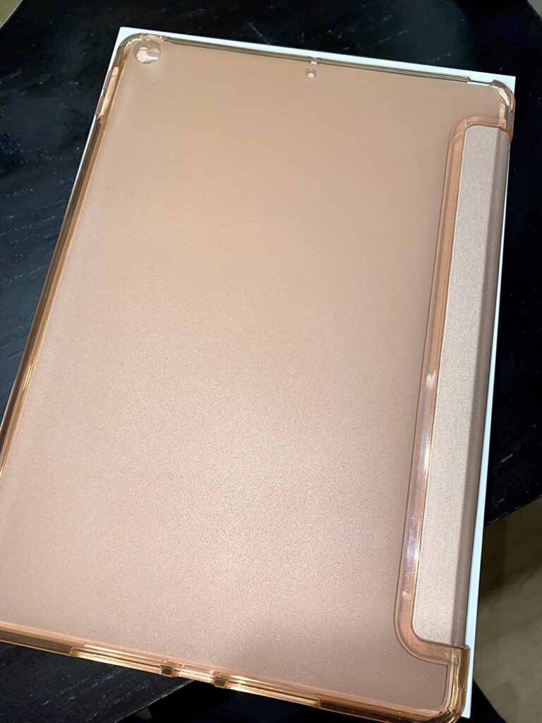Vue de dessus de la coque marron/dorée ouverte, révélant la tranche de l'iPad.