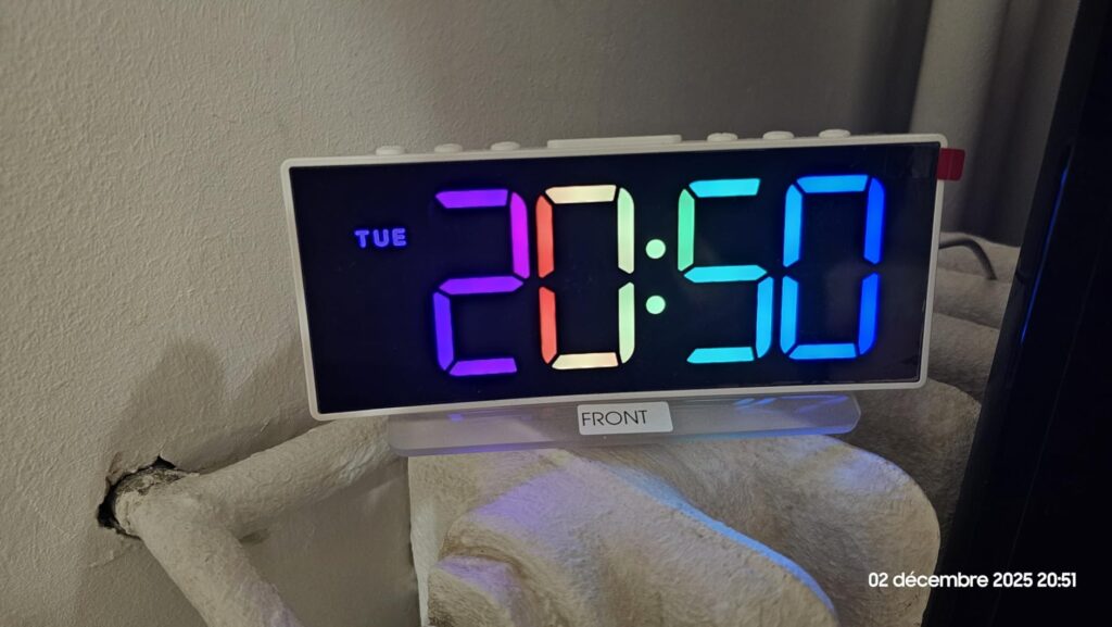 Le réveil sur un radiateur, l'heure est affichée en multicolore.