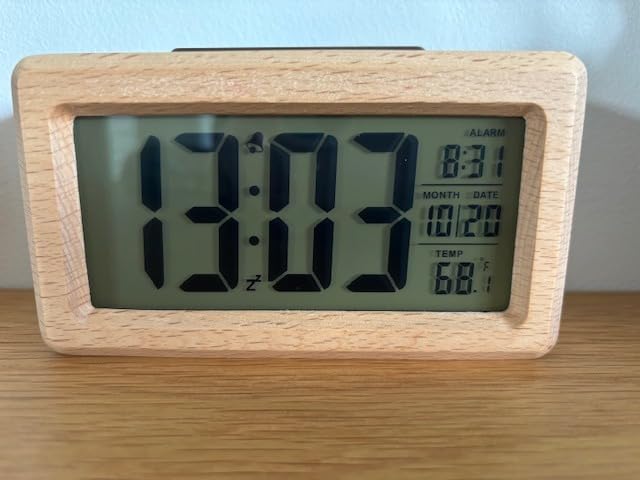 Vue de face du réveil avec affichage de l'heure 13:03, de l'alarme, de la date et de la température 68°F.