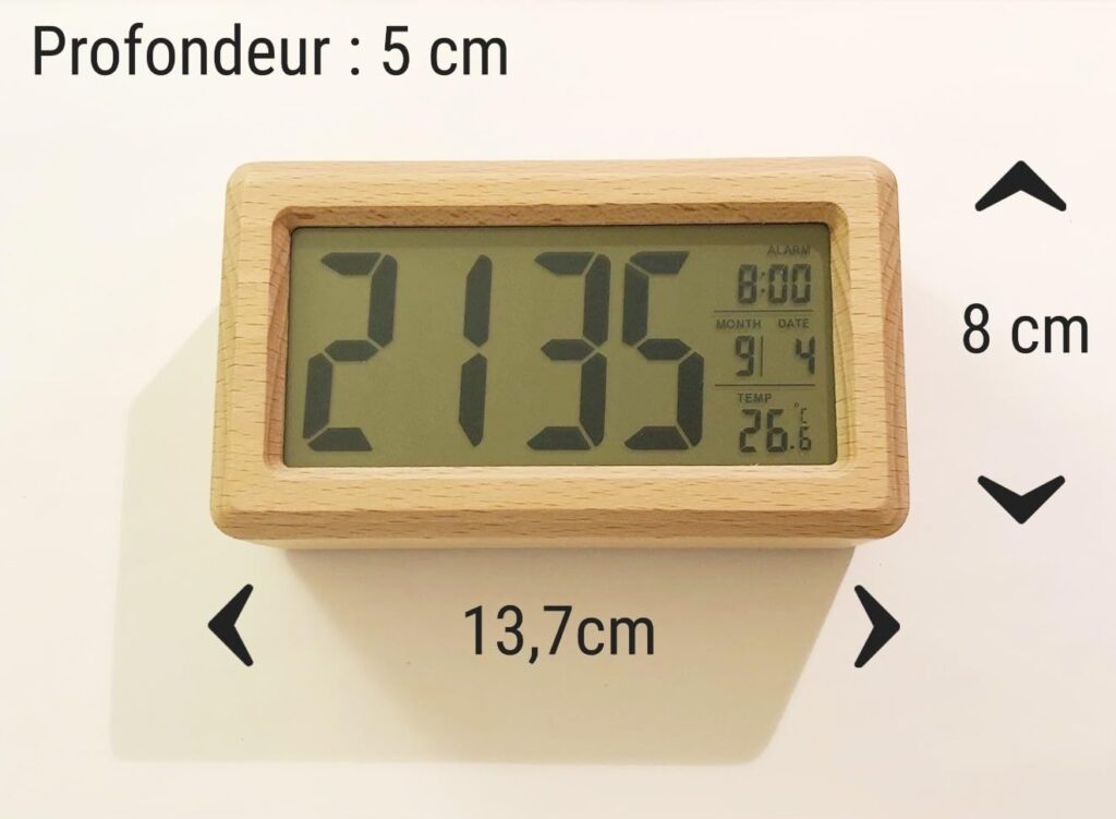 Schéma coté du réveil avec affichage de l'heure 21:35, de l'alarme, de la date et de la température 26°C. Les dimensions sont...