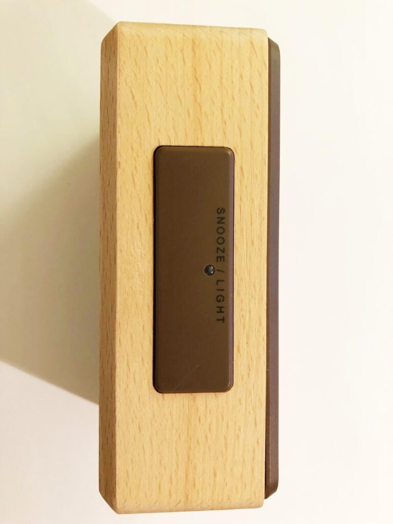 Vue de dessus du réveil, montrant le bouton Snooze/Light.
