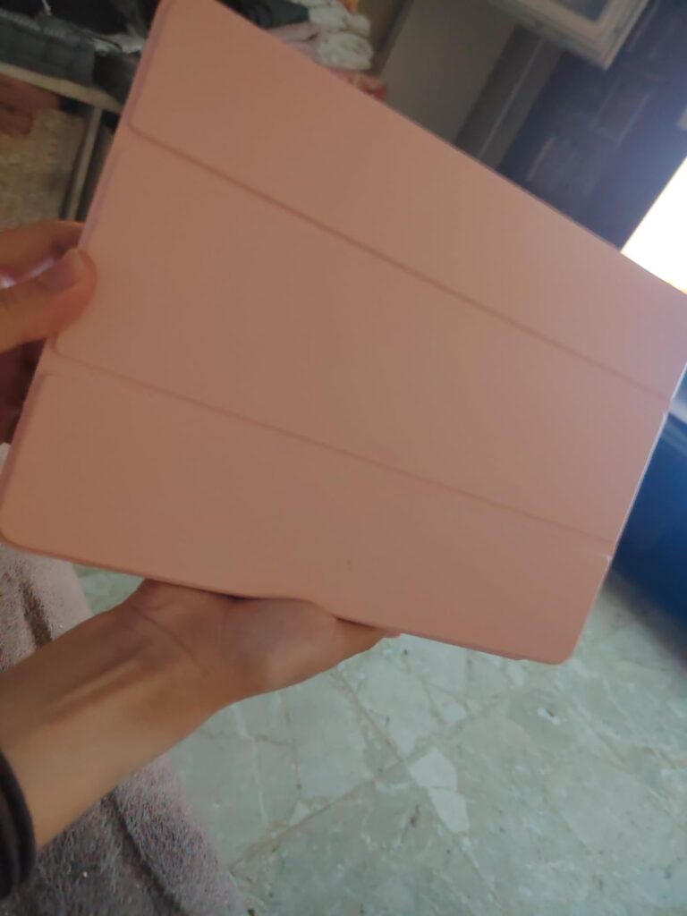 L'arrière de la coque de protection pour tablette, de couleur rose. Le visuel est flou.